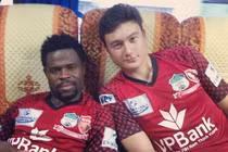 Khoảnh khắc hội ngộ của Đặng Văn Lâm và 2 nhân viên HAGL