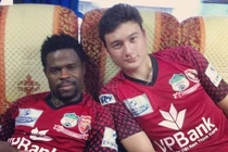 Khoảnh khắc hội ngộ của Đặng Văn Lâm và 2 nhân viên HAGL