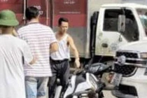 Video: Phóng xe máy vào đầu ô tô Everest sang đường, tài xế nằm gục