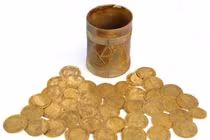 Đang sửa nhà, cặp đôi vỡ òa đào được kho báu 20 tỷ 