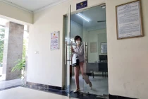 Chật vật lên phường xin xác nhận khi hộ khẩu giấy bị thu hồi