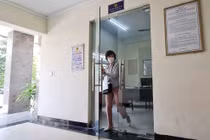 Chật vật lên phường xin xác nhận khi hộ khẩu giấy bị thu hồi