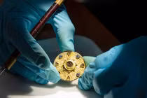 Mở mộ cổ "mỹ nhân", giật mình thấy báu vật vàng 1.400 năm tuổi