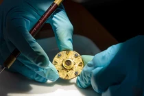 Mở mộ cổ "mỹ nhân", giật mình thấy báu vật vàng 1.400 năm tuổi