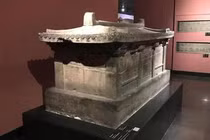 Chạm vào quan tài bé gái, chuyên gia "lạnh người" thấy lời nguyền đáng sợ 