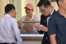 Cười xỉu pha tấu hài của Pewpew và bà xã trong đám cưới