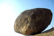 “Đá của Chúa trời” 250 tấn thăng bằng trên sườn đồi suốt trăm năm 