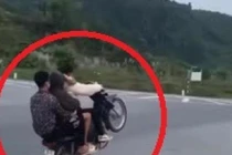 Video: 3 “quái xế” đu bám, bốc đầu xe máy làm điều liều lĩnh
