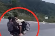 Video: 3 “quái xế” đu bám, bốc đầu xe máy làm điều liều lĩnh