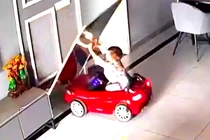 Em bé thoát nạn nhờ 1 hành động thông minh
