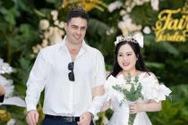 Bi hài chuyện diễn viên 'lùn' nhất showbiz lấy chồng Tây