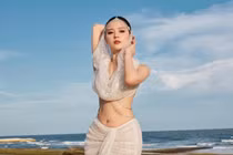 Midu khoe khéo 'thắt eo cổ chai' 54cm, đẹp chuẩn 'nữ thần biển cả'