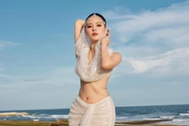 Midu khoe khéo 'thắt eo cổ chai' 54cm, đẹp chuẩn 'nữ thần biển cả'