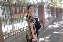 Bức ảnh chị đưa em gái đi thi gây sốt mạng xã hội