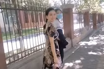 Bức ảnh chị đưa em gái đi thi gây sốt mạng xã hội