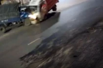 Clip: Tông nhau trực diện ở tốc độ cao, 2 ô tô vỡ nát đầu