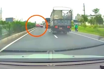 Video: Xe tải húc văng ô tô con lên dải phân cách