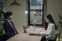 Vợ tổ chức tiệc sinh nhật lãng mạn nhưng chìa tờ giấy khiến tôi sốc