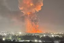 Nổ lớn khiến lửa bao trùm khu công nghiệp, đánh thức cả thành phố