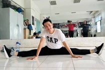 Nguyễn Phi Hùng 46 tuổi vẫn dẻo dai, trẻ hơn tuổi nhờ tập yoga 