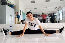 Nguyễn Phi Hùng 46 tuổi vẫn dẻo dai, trẻ hơn tuổi nhờ tập yoga 