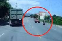 Clip: Tài xế ô tô xử lý tránh lái xe máy cày đánh võng