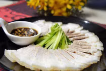 Luộc thịt heo nên quấn chặt hay để tự nhiên