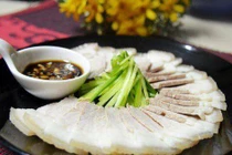 Luộc thịt heo nên quấn chặt hay để tự nhiên