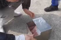 Phát hiện hộp sắt bí ẩn của chồng lúc dọn nhà