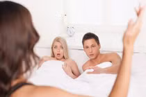 Nghe tin cô hàng xóm trẻ có bầu, chồng như ngồi trên đống lửa