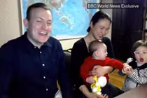 Hai đứa trẻ từng nổi tiếng toàn cầu vì phá bố trên sóng truyền hình