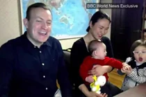 Hai đứa trẻ từng nổi tiếng toàn cầu vì phá bố trên sóng truyền hình