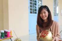 Cô giáo dùng chữ thư pháp 'thổi hồn’ lên trái cây chưng Tết