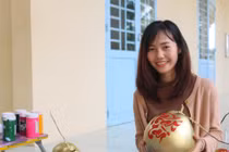 Cô giáo dùng chữ thư pháp 'thổi hồn’ lên trái cây chưng Tết