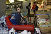 Chuyện ly kỳ về người bị mắc kẹt suốt 18 năm ở sân bay Pháp