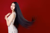 Nữ sinh 19 tuổi có mái tóc dài nhất Hoa hậu Việt Nam 2022