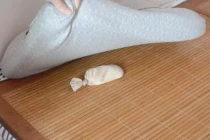 Cho gạo vào tất rồi đặt dưới gối trước khi ngủ, công dụng bất ngờ ít ai biết