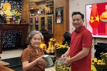 Người mẹ 75 tuổi lì xì con trai 2,5 tỷ đồng