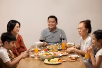 Anh muốn chọn cả em và má, được không?