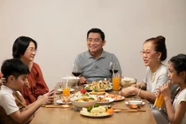 Anh muốn chọn cả em và má, được không?