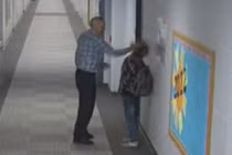 Thầy giáo bị sa thải vì xô học sinh vào tường rồi tát mạnh