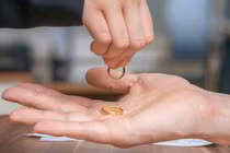 Chịu tiếng 'gái ế' hay cưới trai một đời vợ và lương bấp bênh?