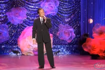 Tranh luận quanh giọng ca Chế Linh ở tuổi 80