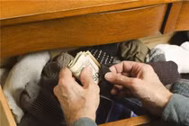 Phát điên khi biết bí mật về cọc tiền chồng giấu trong ngăn kéo