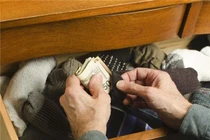 Phát điên khi biết bí mật về cọc tiền chồng giấu trong ngăn kéo