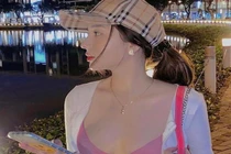 Cô nàng Sài thành chuộng mốt mặc áo bra khi chơi phố