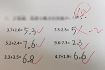 Bài toán 7,5 - 2,5 = 5 bị gạch sai, lời giải thích khiến ai cũng bất ngờ