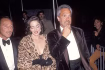 Loạt sao Hollywood diện trang phục 'lấn át' cô dâu khi đi ăn cưới