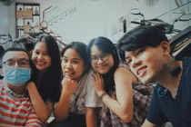 Bạn trẻ TP. HCM ‘bật chế độ’ trở lại quán nước sau giãn cách 