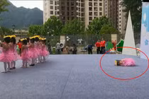 Đang múa, bé gái nằm ngủ luôn trên sân khấu